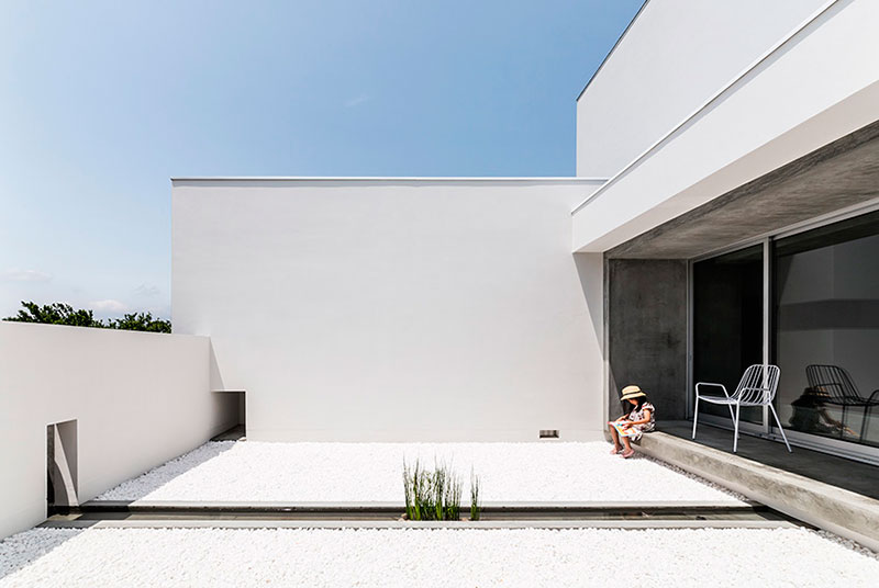 Arquitectura-contemporánea-Yoshihiro-Asada-courtyard-children