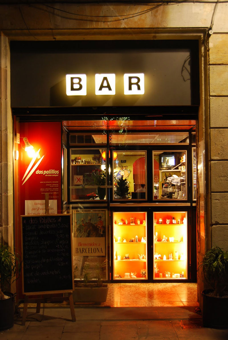 dos-palillos-restaurant-barcelona-puerta-entrada
